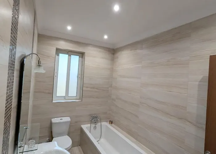 Modern 3br - Short Walk To Sea & Shops *