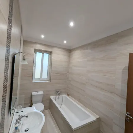 Modern 3br - Short Walk To Sea & Shops *