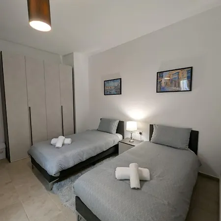 Apartment Modern 3br - Short Walk To Sea & Shops *