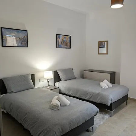 Modern 3br - Short Walk To Sea & Shops